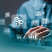 Einkaufscontrolling: Digitale Transformation im Einkauf, dargestellt durch schwebende Icons für KPIs, Teamarbeit und Prozessoptimierung am Arbeitsplatz.