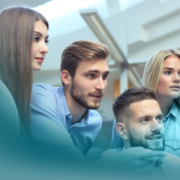 Lernen in Organisationen: Eine gemischte Gruppe junger Berufstätiger teilt Erkenntnisse am Computer – ein Sinnbild für die im Blog beschriebene Integration von Lernen in den Arbeitsalltag.