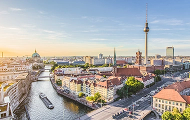 Berlin: Luftaufnahme Berlins von der Karl-Liebknecht-Brücke mit Spree, Fernsehturm, Nikolaiviertel und Museumsinsel bei goldenem Sonnenuntergang über der historischen Stadtmitte.