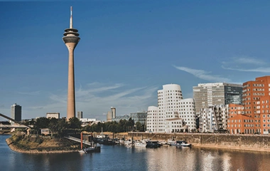 Standorte | Düsseldorf klein Düsseldorf: Blick von der Düssel auf Düsseldorf und den Rheinturm.