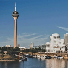 Düsseldorf: Blick von der Düssel auf Düsseldorf und den Rheinturm.
