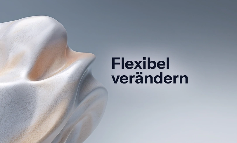 blog-agiles-change-management Abstrakte 3D-Skulptur auf hellem Hintergrund mit dem schwarzen Schriftzug „Flexibel verändern". Agiles Change Management