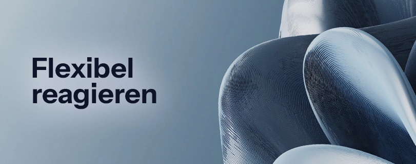 Abstrakte 3D-Skulptur auf hellem Hintergrund mit dem schwarzen Schriftzug „Flexibel reagieren“. Agiles Projektmanagement