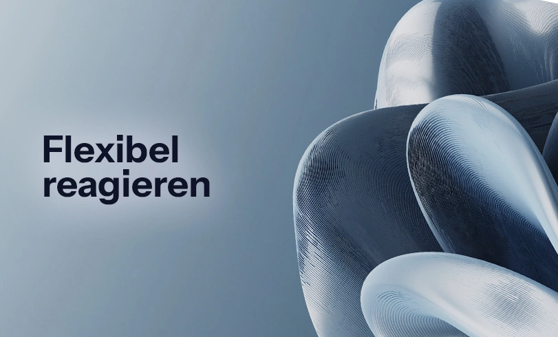 Abstrakte 3D-Skulptur auf hellem Hintergrund mit dem schwarzen Schriftzug „Flexibel reagieren“. Agiles Projektmanagement