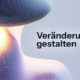Abstrakte 3D-Skulptur auf hellem Hintergrund mit dem schwarzen Schriftzug „Veränderung gestalten“. Change Management