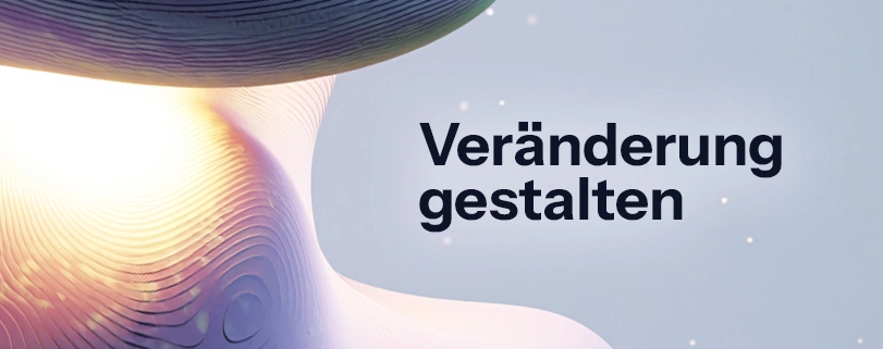 Abstrakte 3D-Skulptur auf hellem Hintergrund mit dem schwarzen Schriftzug „Veränderung gestalten“. Change Management