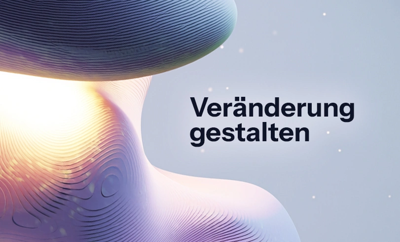 Abstrakte 3D-Skulptur auf hellem Hintergrund mit dem schwarzen Schriftzug „Veränderung gestalten“. Change Management
