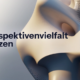 Abstrakte 3D-Skulptur auf hellem Hintergrund mit dem schwarzen Schriftzug „Perspektivenvielfalt nutzen". Crossfunktionale Teams