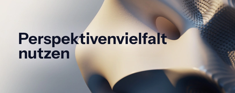 Abstrakte 3D-Skulptur auf hellem Hintergrund mit dem schwarzen Schriftzug „Perspektivenvielfalt nutzen". Crossfunktionale Teams