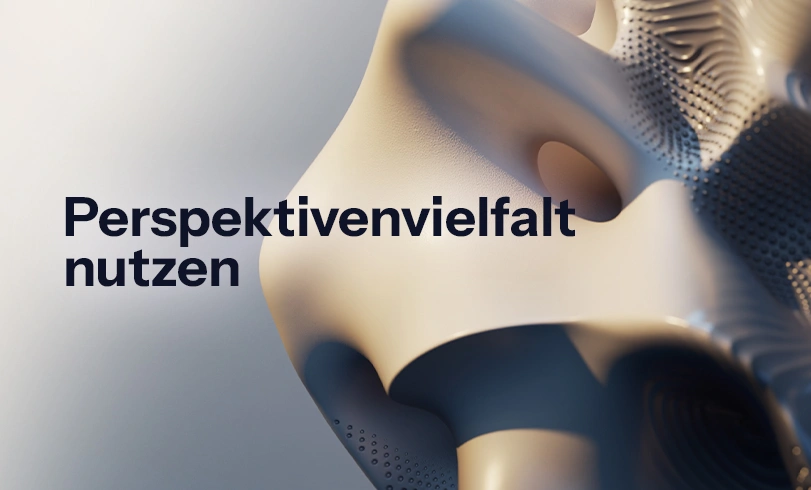 blog-crossfunktionale-teams Abstrakte 3D-Skulptur auf hellem Hintergrund mit dem schwarzen Schriftzug „Perspektivenvielfalt nutzen". Crossfunktionale Teams