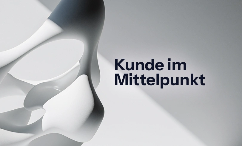 blog-customer-centricity Abstrakte 3D-Skulptur auf hellem Hintergrund mit dem schwarzen Schriftzug „Kunde im Mittelpunkt". Customer Centricity