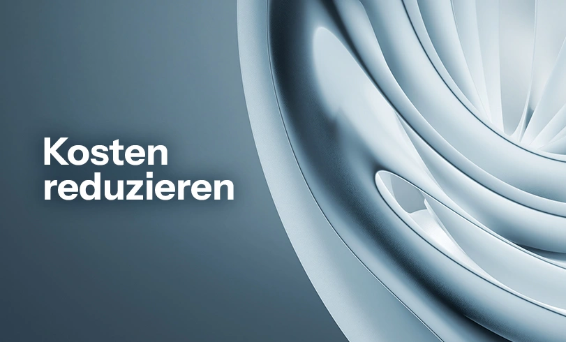 Abstrakte 3D-Skulptur auf dunkelblauem Hintergrund mit dem weißen Schriftzug „Kosten reduzieren". Einkaufsoptimierung