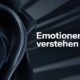 Abstrakte 3D-Skulptur auf dunkelblauem Hintergrund mit dem weißen Schriftzug „Emotionen verstehen". Emotionale Intelligenz