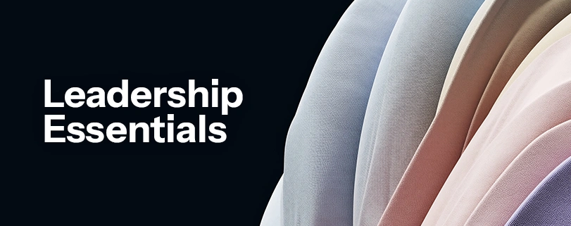 Abstrakte 3D-Skulptur auf dunkelblauem Hintergrund mit dem weißen Schriftzug „Leadership Essentials". Führungskraft