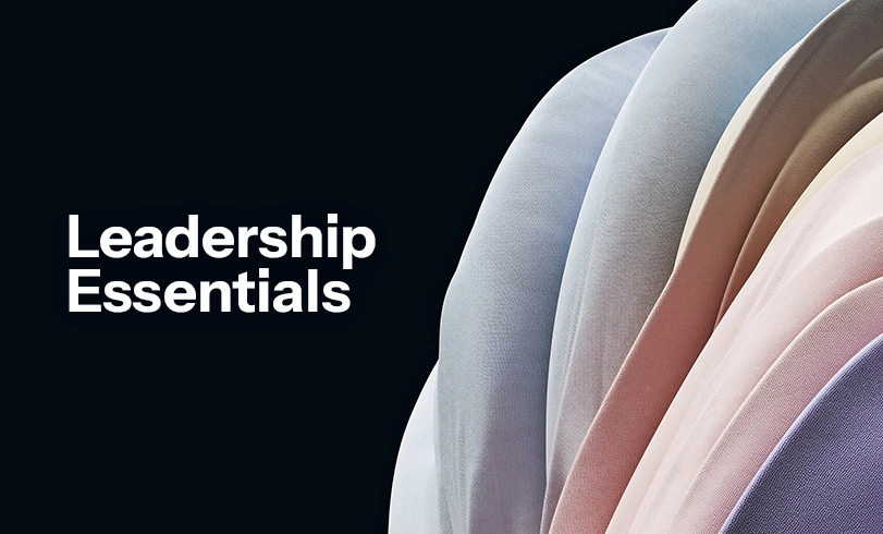 blog-erfolg-als-fuehrungskraft Abstrakte 3D-Skulptur auf dunkelblauem Hintergrund mit dem weißen Schriftzug „Leadership Essentials". Führungskraft