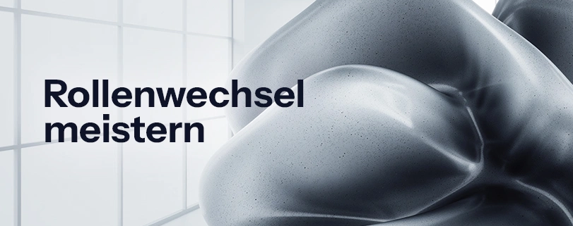 Abstrakte 3D-Skulptur auf hellem Hintergrund mit dem schwarzen Schriftzug „Rollenwechsel meistern". Vom Experten zur Führungskraft