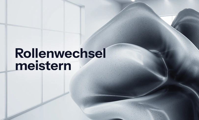 blog-experte-zur-fuehrungskraft Abstrakte 3D-Skulptur auf hellem Hintergrund mit dem schwarzen Schriftzug „Rollenwechsel meistern". Vom Experten zur Führungskraft