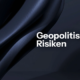 Abstrakte 3D-Skulptur auf dunkelblauem Hintergrund mit dem weißen Schriftzug „Geopolitik Riskien". Lieferketten