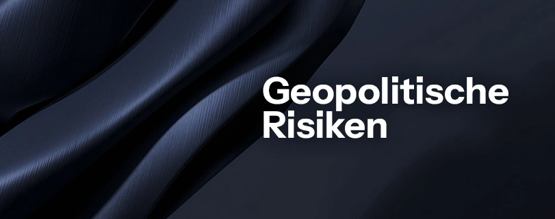 Abstrakte 3D-Skulptur auf dunkelblauem Hintergrund mit dem weißen Schriftzug „Geopolitik Riskien". Lieferketten