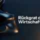 Abstrakte 3D-Skulptur auf dunkelblauem Hintergrund mit dem weißen Schriftzug „Rückgrat der Wirtschaft". Strategie