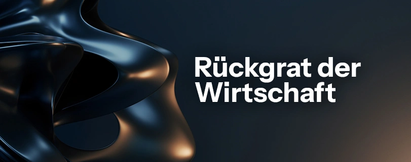 Abstrakte 3D-Skulptur auf dunkelblauem Hintergrund mit dem weißen Schriftzug „Rückgrat der Wirtschaft". Strategie