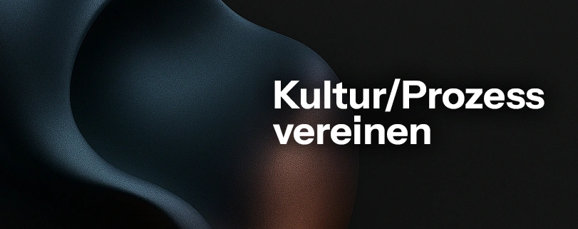 Abstrakte dunkle 3D-Form vor schwarzem Hintergrund, rechts weiße Schrift: „Kultur/Prozess vereinen“. Lernen in Organisationen