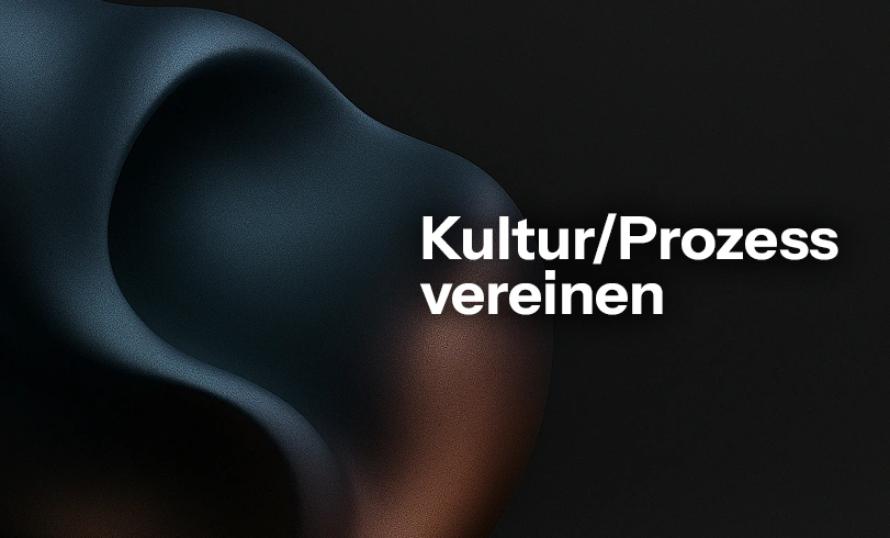 Lernen in Organisationen Abstrakte dunkle 3D-Form vor schwarzem Hintergrund, rechts weiße Schrift: „Kultur/Prozess vereinen“. Lernen in Organisationen