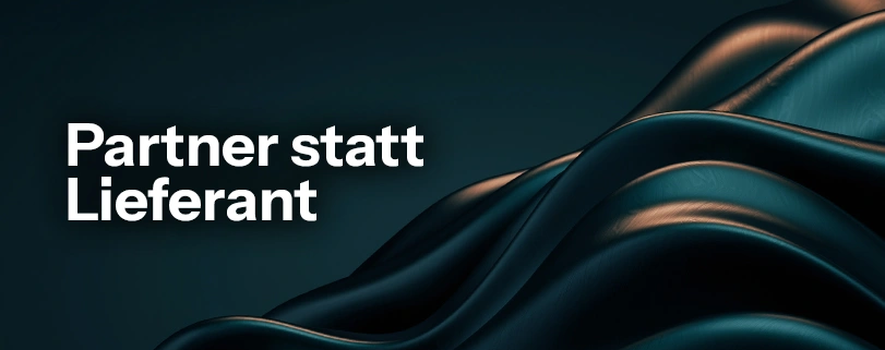 Abstrakte 3D-Skulptur auf dunkelblauem Hintergrund mit dem weißen Schriftzug „Partner statt Lieferant". Lieferantenmanagement