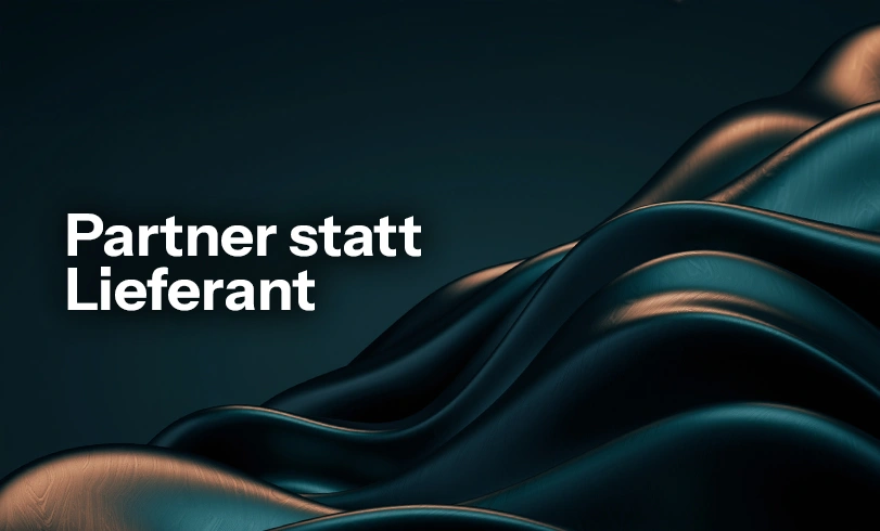 blog-lieferanten-management Abstrakte 3D-Skulptur auf dunkelblauem Hintergrund mit dem weißen Schriftzug „Partner statt Lieferant". Lieferantenmanagement