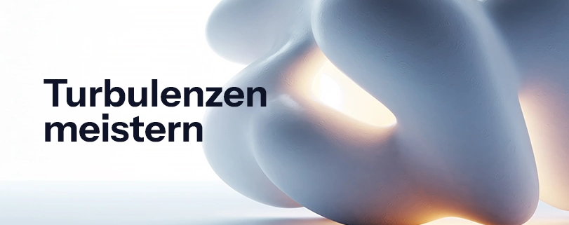 Abstrakte 3D-Skulptur auf hellem Hintergrund mit dem schwarzen Schriftzug „Turbulenzen meistern". Strategie in Krise