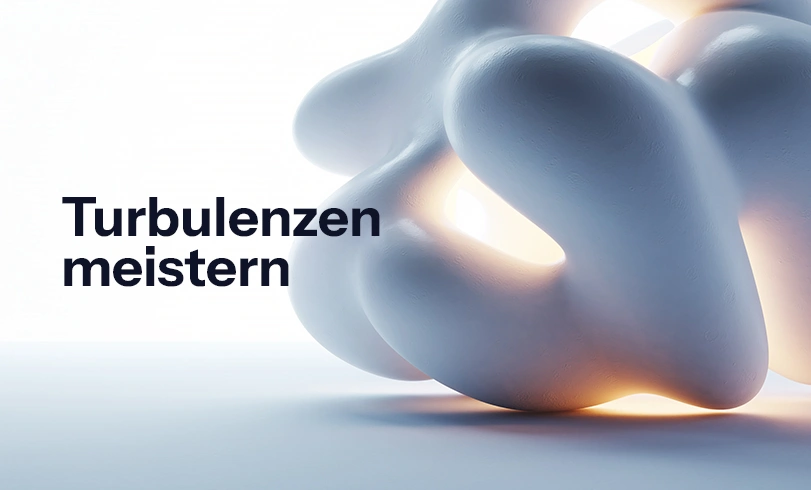 Abstrakte 3D-Skulptur auf hellem Hintergrund mit dem schwarzen Schriftzug „Turbulenzen meistern". Strategie in Krise