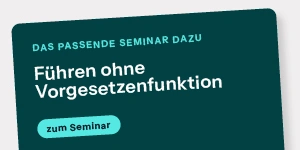 Dunkeltürkises Banner mit weißem Text „Führen ohne Vorgesetzenfunktion“ und hellblauem Button „zum Seminar“ auf grauem Grund.