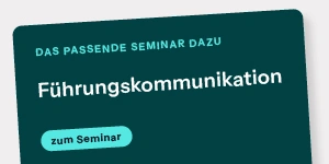 Blog Banner Führungskommunikation Dunkeltürkises Banner mit weißem Text „Führungskommunikation“ und hellblauem Button „zum Seminar“ auf grauem Grund.