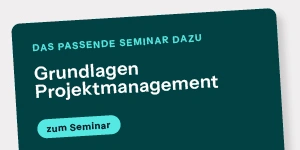 Dunkeltürkises Banner mit weißem Text „Grundlagen Projektmanagement“ und hellblauem Button „zum Seminar“ auf grauem Grund.