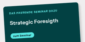 Dunkeltürkises Banner mit weißem Text „Strategic Foresigth“ und hellblauem Button „zum Seminar“ auf grauem Grund.