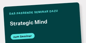 Dunkeltürkises Banner mit weißem Text „Strategic Mind“ und hellblauem Button „zum Seminar“ auf grauem Grund.