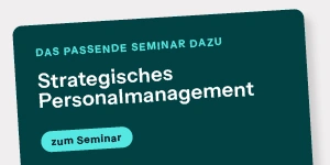 Dunkeltürkises Banner mit weißem Text „Strategisches Personalmanagement“ und hellblauem Button „zum Seminar“ auf grauem Grund.