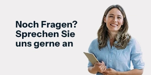 Blog Banner Noch Fragen Eine lächelnde Frau mit Tablet im hellblauen Hemd steht neben dem Text „Noch Fragen? Sprechen Sie uns gerne an" auf weißem Hintergrund.