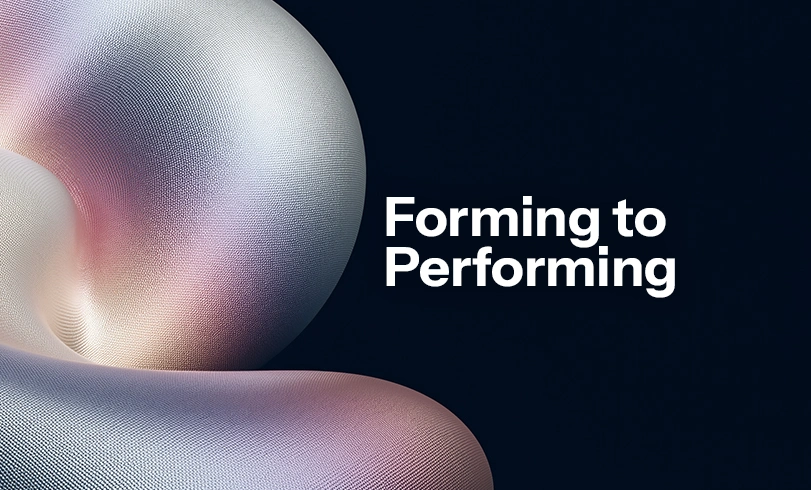 Abstrakte 3D-Skulptur in Silber und Rosa auf dunkelblauem Hintergrund mit dem weißen Schriftzug „Forming to Performing". 4 Phasen der Teamentwicklung